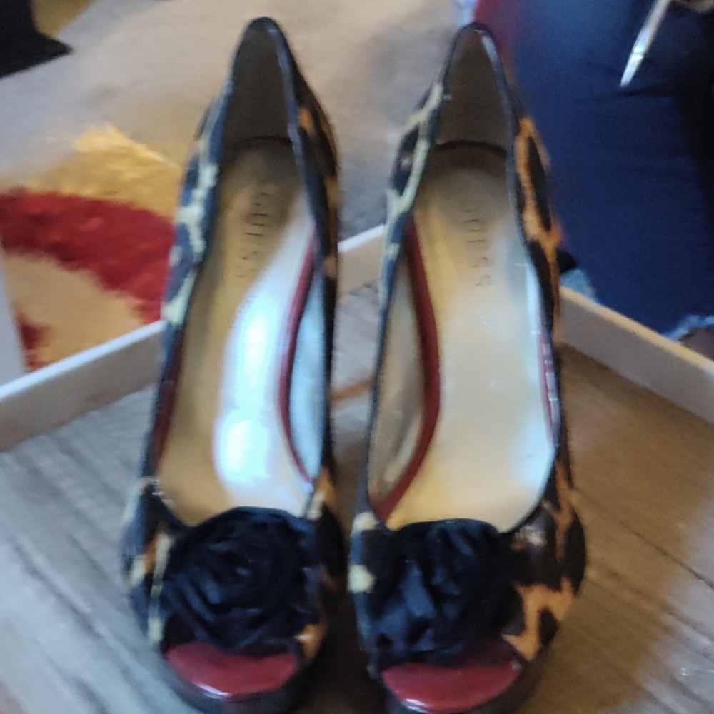 Guess size 9 Leopard